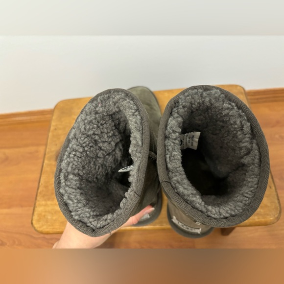 UGG Classic Short Boot - Picture 2 of 8